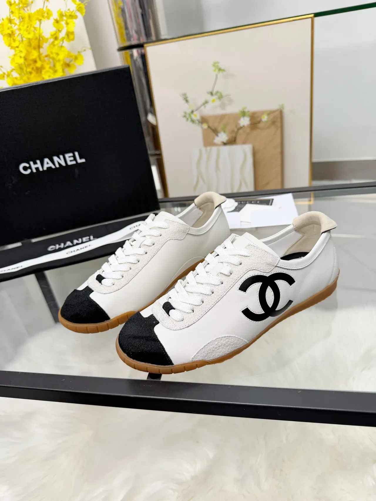 Chanel Sneakers Lifestyle Blancs et Noirs Low-Top Lacées 5