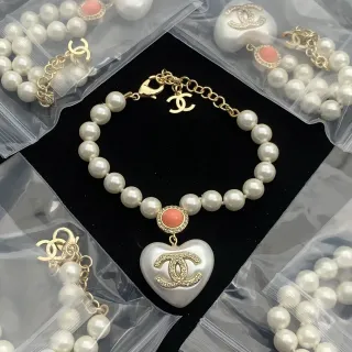 سوار Chanel من الذهب الأبيض مع خرز اللؤلؤ والقلادة على شكل القلب