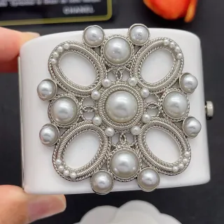 Chanel White Silver Pearl-Embellished Cable-Link Metalwork Envelope Clutch