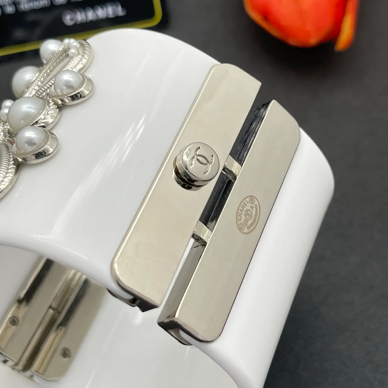 Chanel White Silver Pearl-Embellished Cable-Link Metalwork Envelope Clutch 3