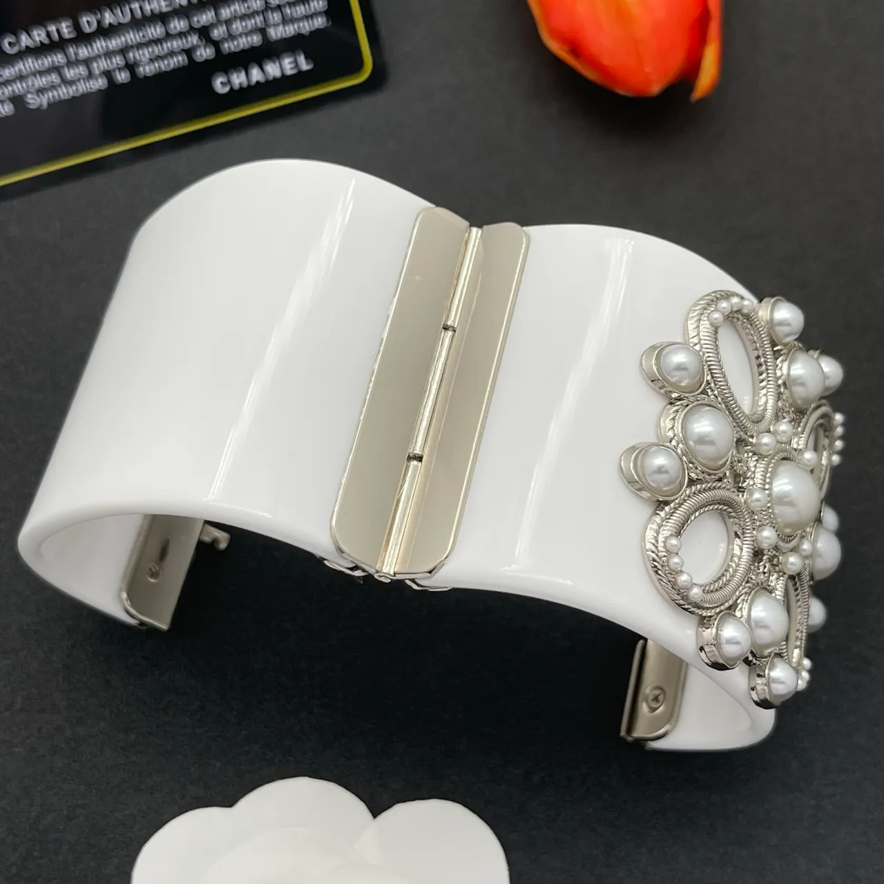 Chanel White Silver Pearl-Embellished Cable-Link Metalwork Envelope Clutch 5