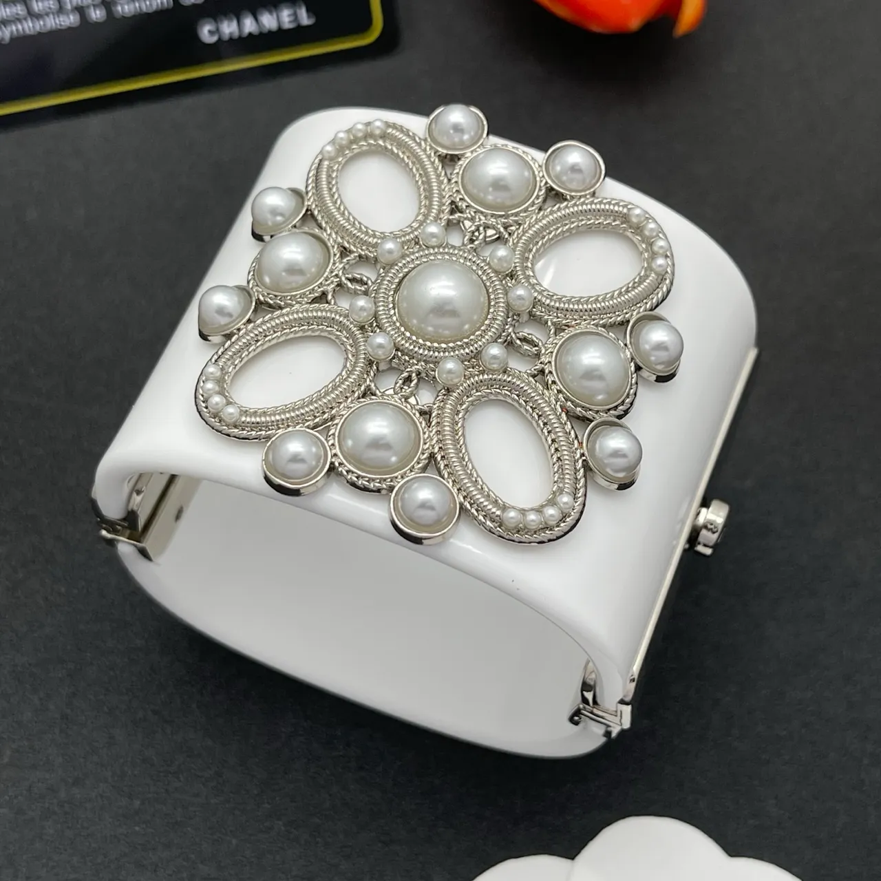 Chanel White Silver Pearl-Embellished Cable-Link Metalwork Envelope Clutch 7