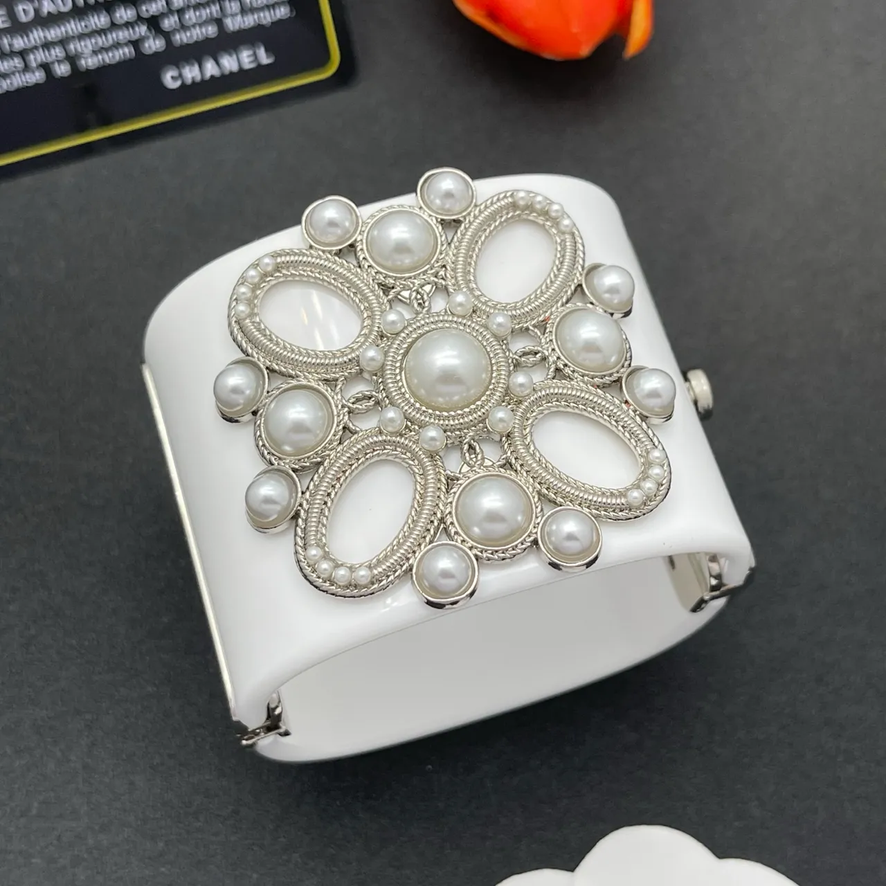 Chanel White Silver Pearl-Embellished Cable-Link Metalwork Envelope Clutch 8