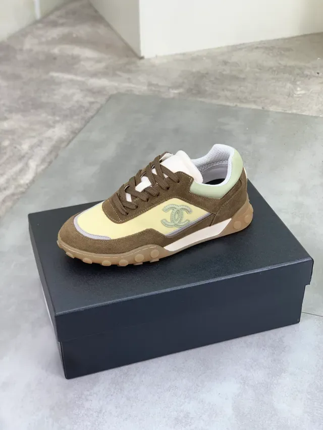 Chanel Tênis Lifestyle Amarelo Marrom Dual-Tone Camurça e Textil Interlocking CC Logo 2