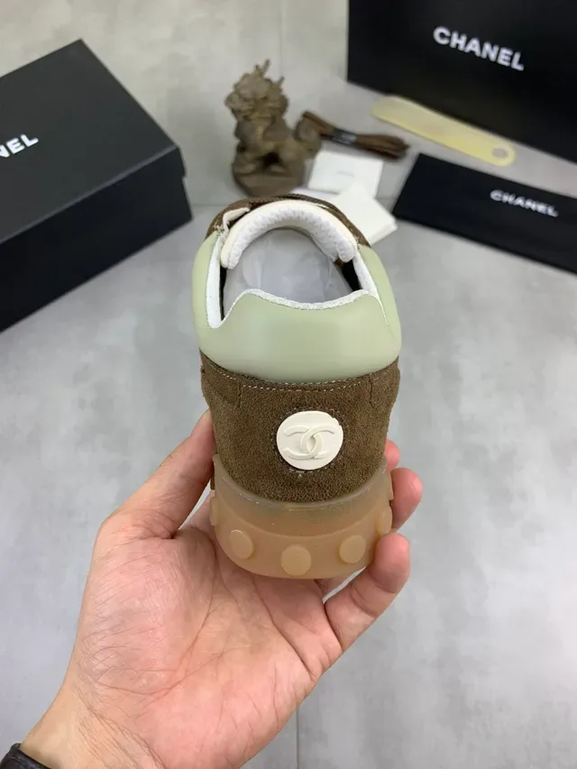 Chanel Tênis Lifestyle Amarelo Marrom Dual-Tone Camurça e Textil Interlocking CC Logo 4
