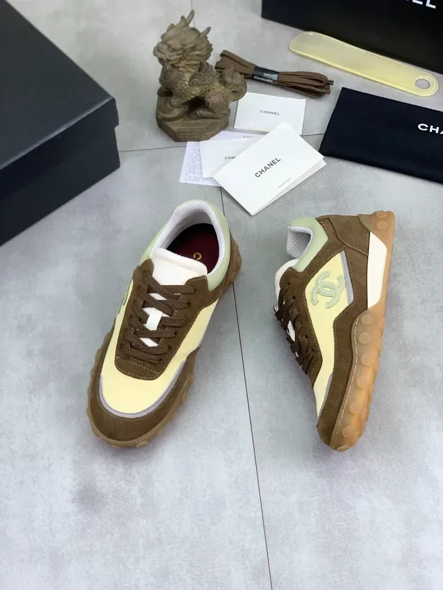 Chanel Tênis Lifestyle Amarelo Marrom Dual-Tone Camurça e Textil Interlocking CC Logo 5
