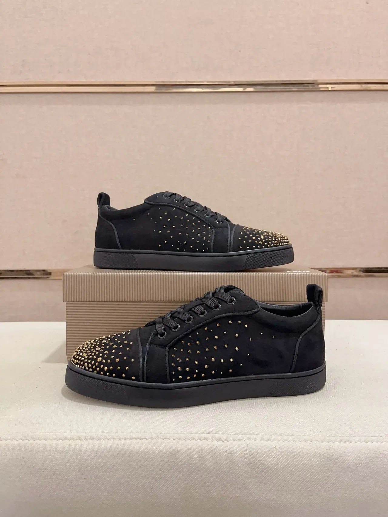 Christian Louboutin أسود ذهبي غاموس تطريز المسامير لايف ستايل سنيكرز 7