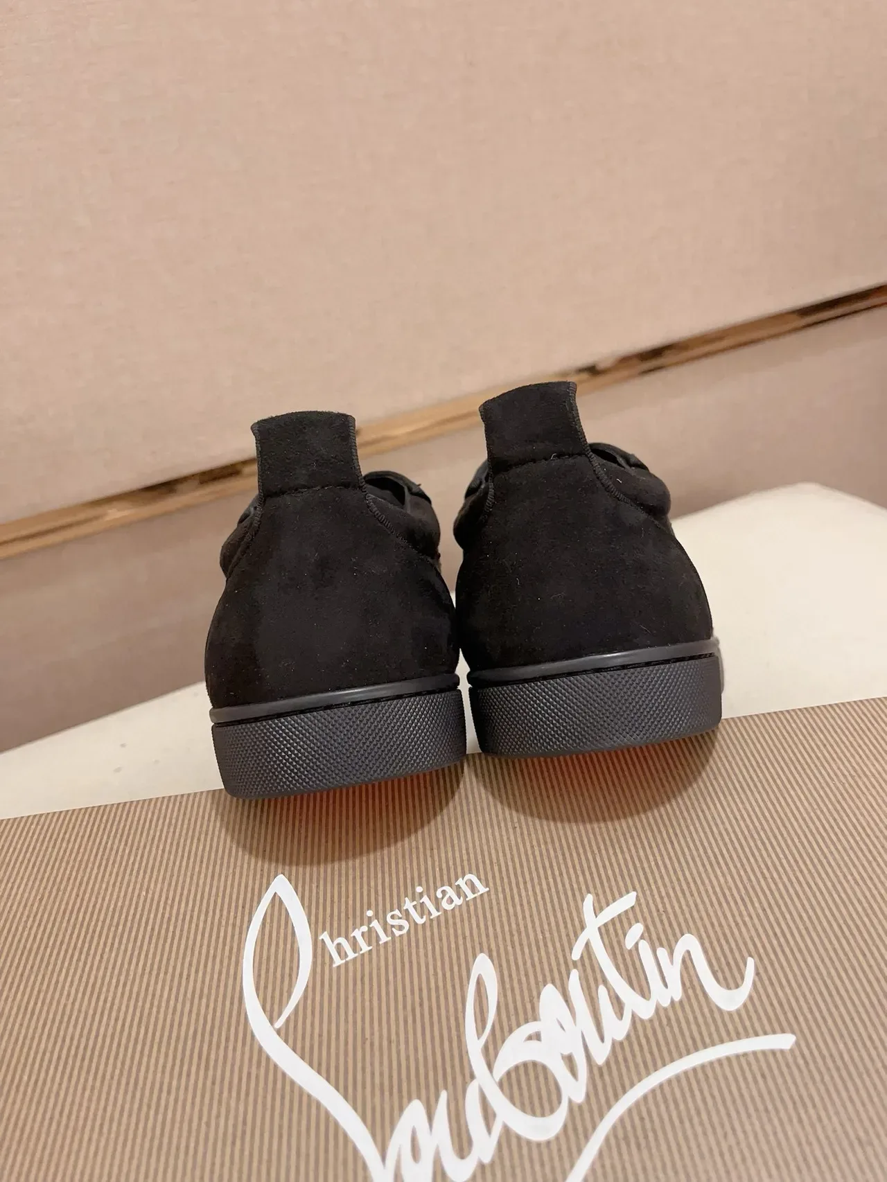 Christian Louboutin أسود ذهبي غاموس تطريز المسامير لايف ستايل سنيكرز 8