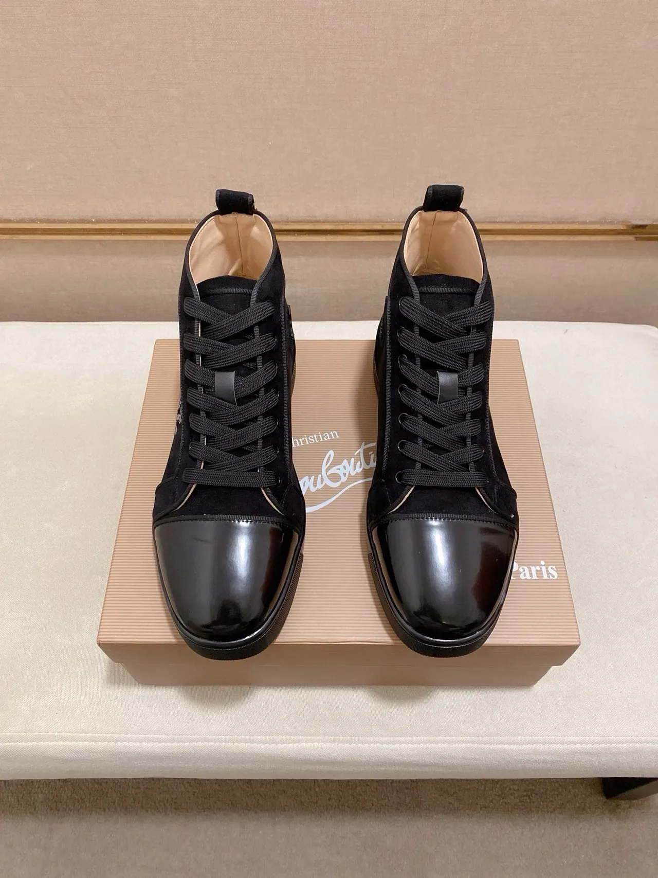 Christian Louboutin Baskets Lifestyle Noires en Daim et Cuir Verni Hautes 7