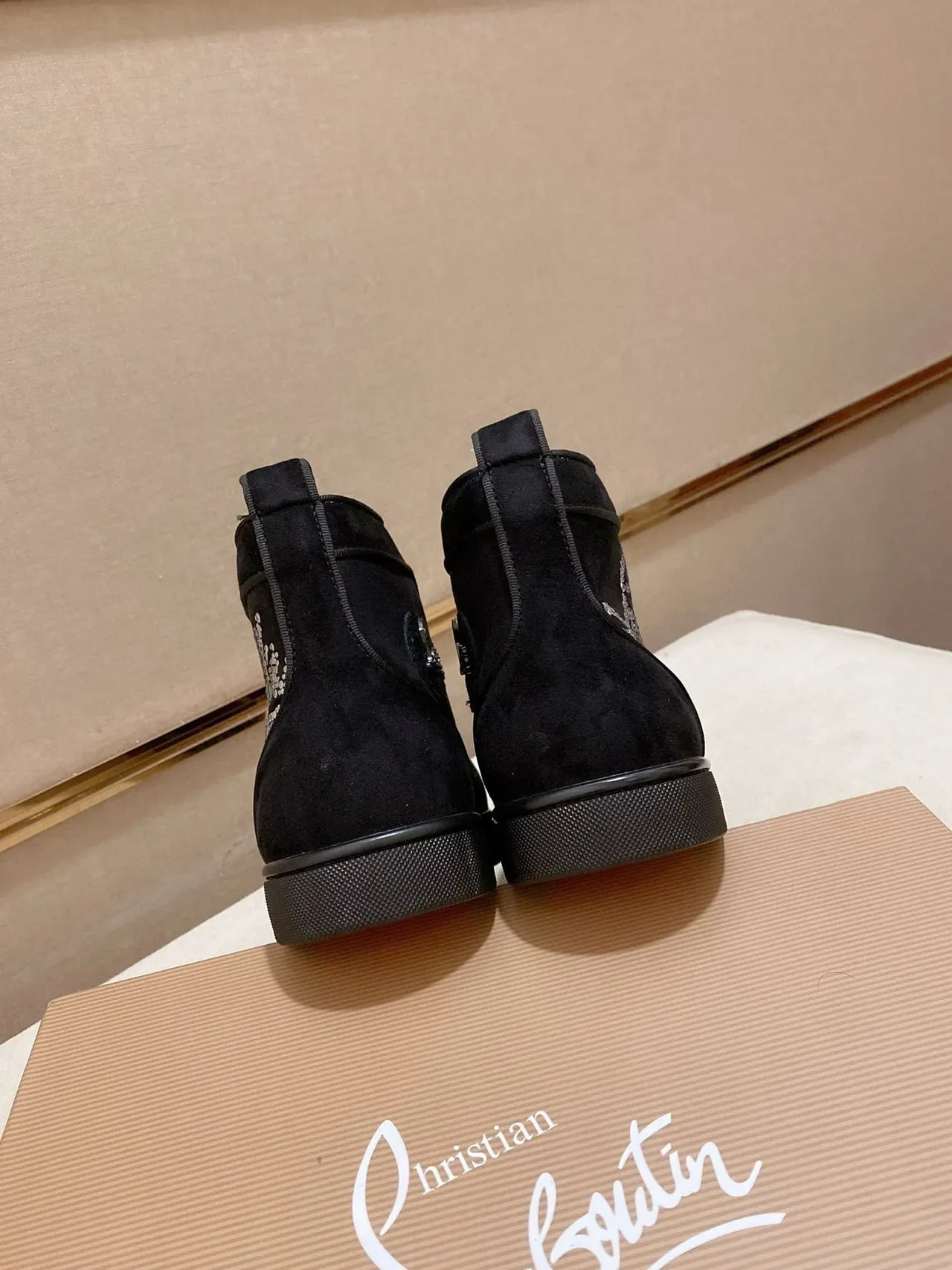 Christian Louboutin Baskets Lifestyle Noires en Daim et Cuir Verni Hautes 8