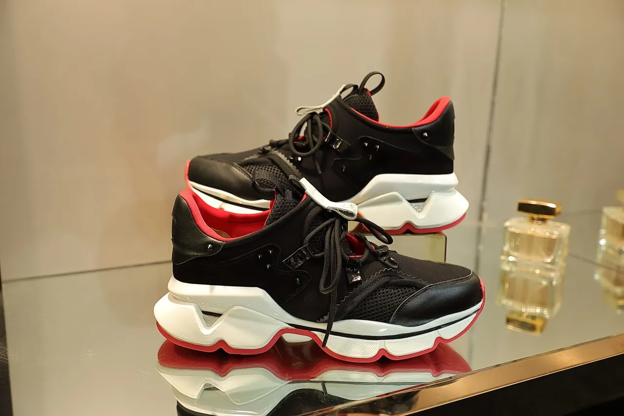 Christian Louboutin Chaussures noires rouges semelle sculptée cuir et mesh supérieure baskets à semelle épaisse 2