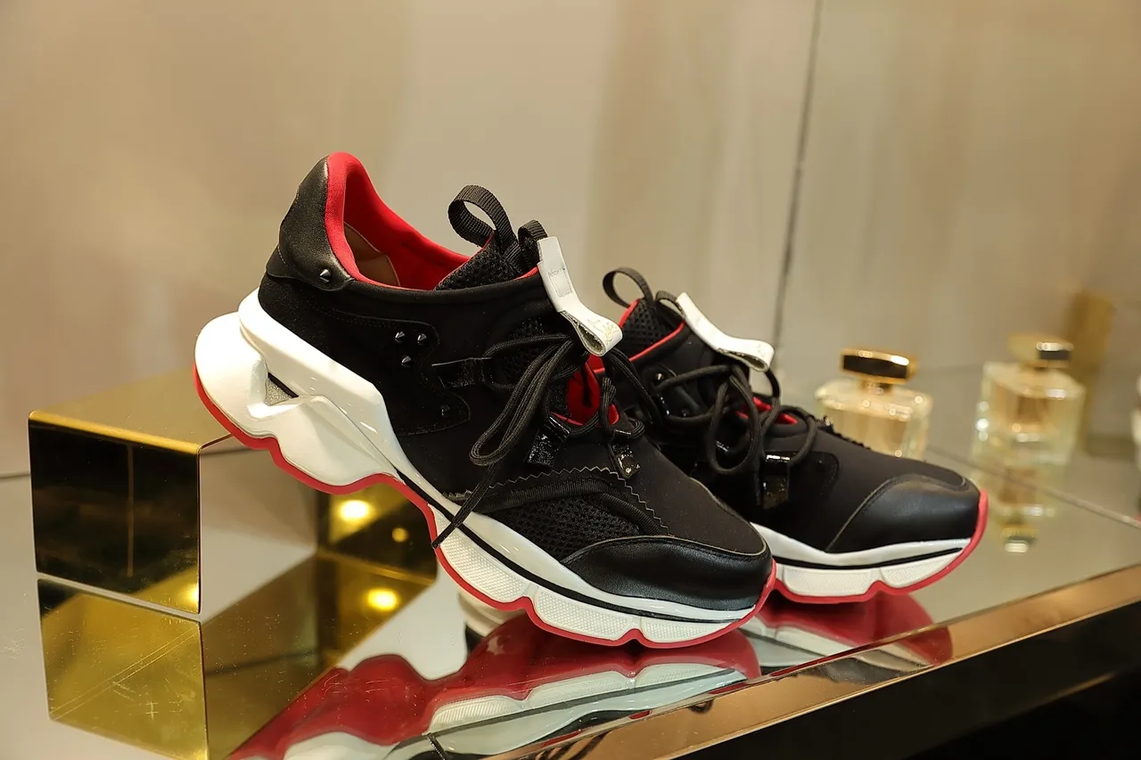 Christian Louboutin Chaussures noires rouges semelle sculptée cuir et mesh supérieure baskets à semelle épaisse 4
