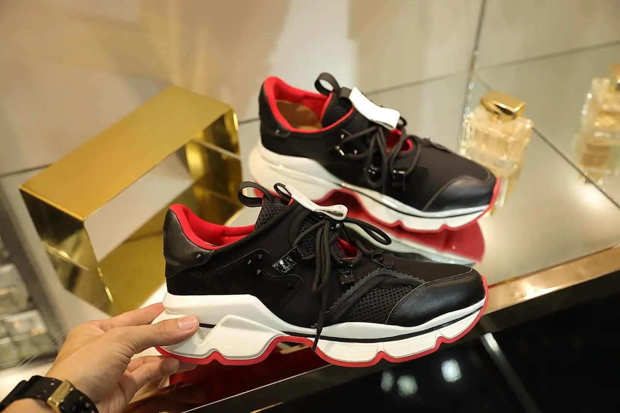Christian Louboutin Chaussures noires rouges semelle sculptée cuir et mesh supérieure baskets à semelle épaisse 5