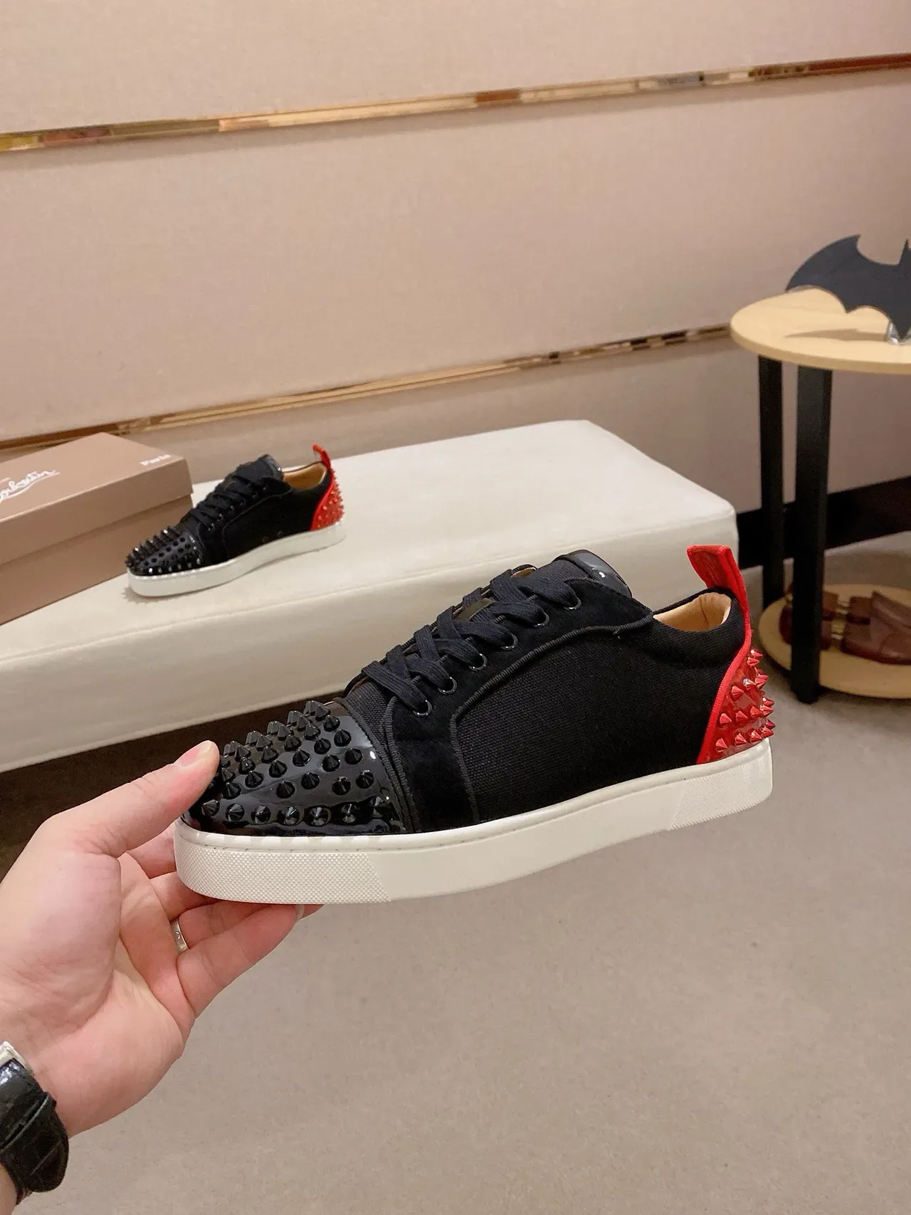 Christian Louboutin Tênis Lifestyle Preto e Vermelho com Ponta Espigada e Contraforte do Calcanhar 3