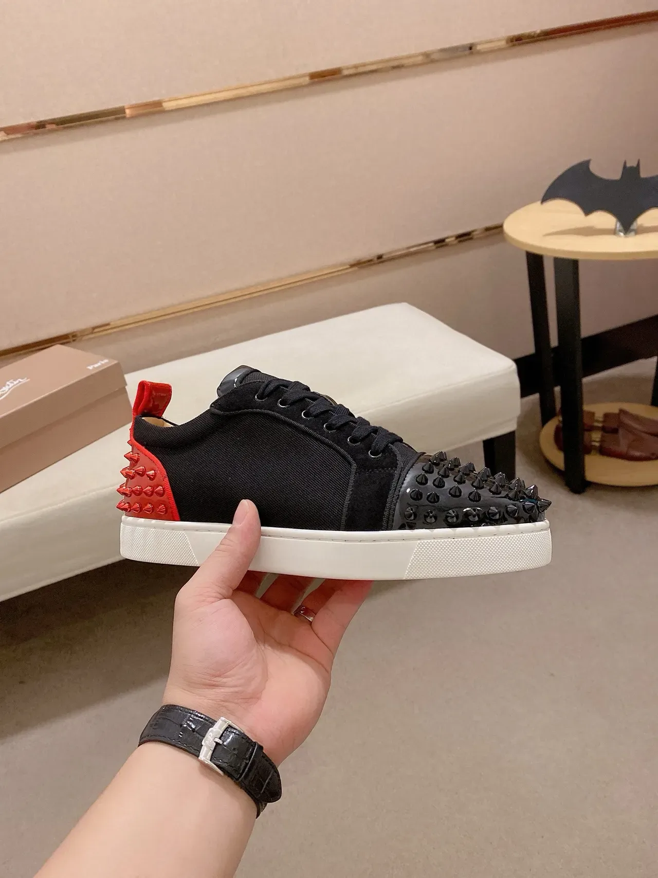 Christian Louboutin Tênis Lifestyle Preto e Vermelho com Ponta Espigada e Contraforte do Calcanhar 4