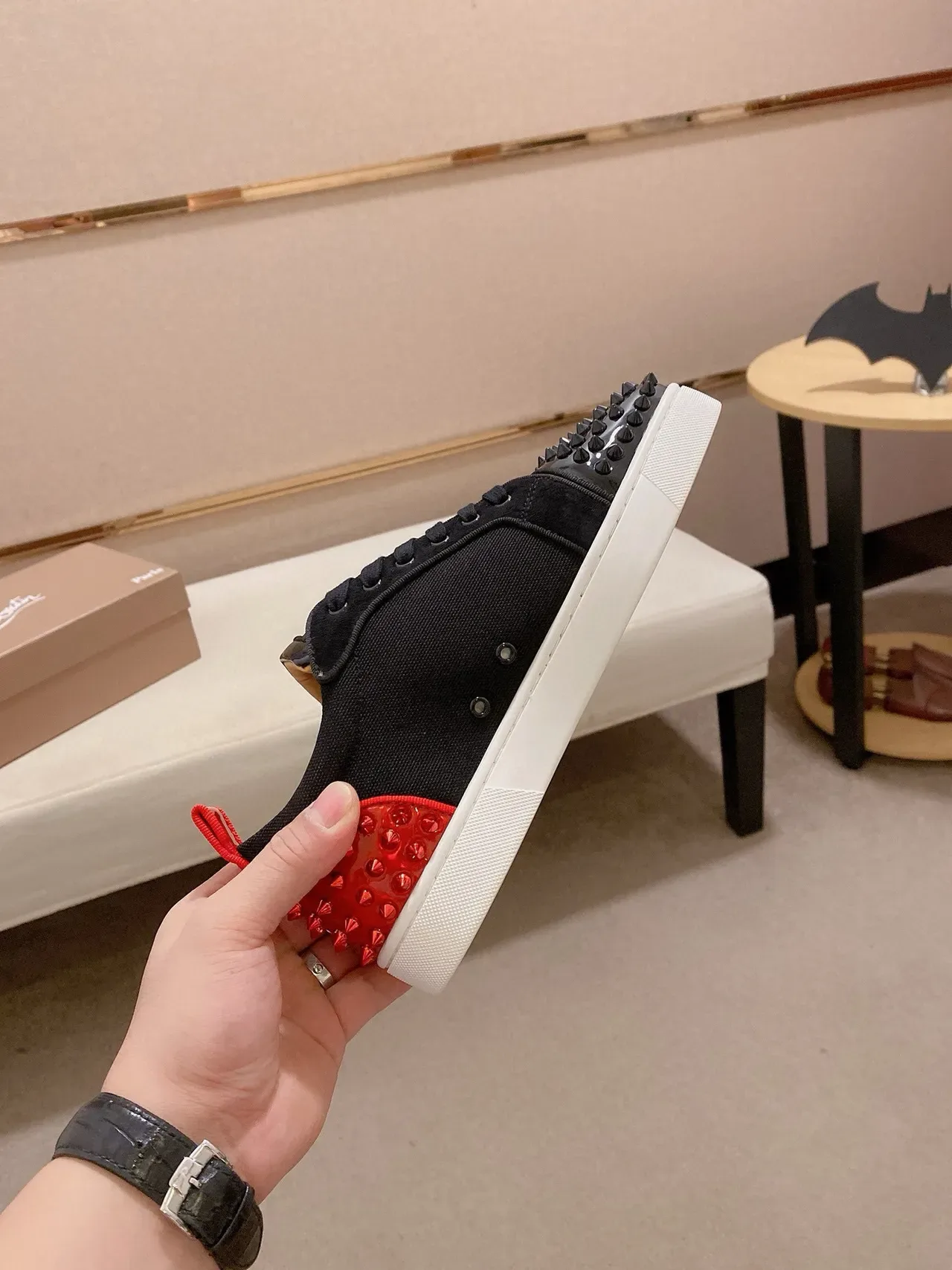 Christian Louboutin Tênis Lifestyle Preto e Vermelho com Ponta Espigada e Contraforte do Calcanhar 5