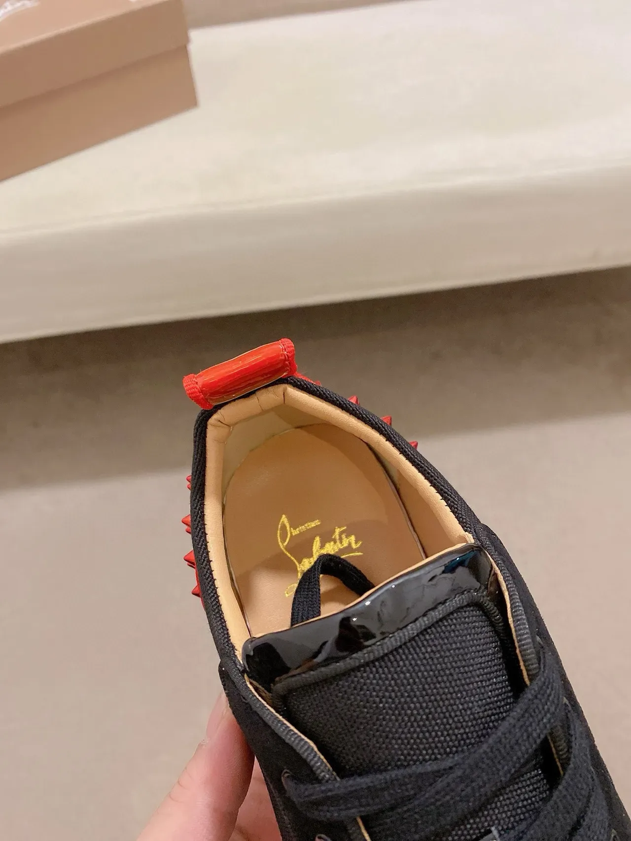Christian Louboutin Tênis Lifestyle Preto e Vermelho com Ponta Espigada e Contraforte do Calcanhar 6