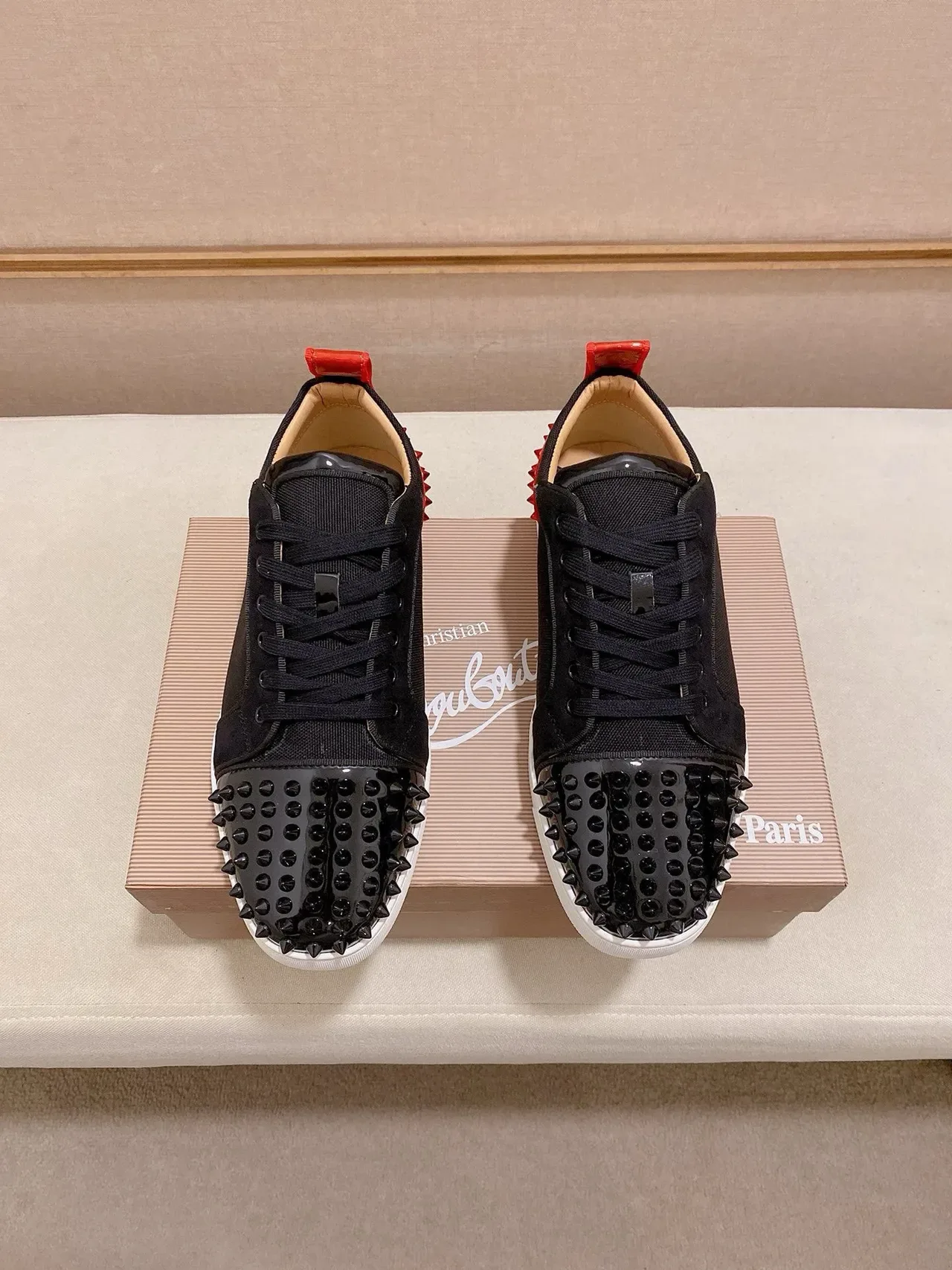 Christian Louboutin Tênis Lifestyle Preto e Vermelho com Ponta Espigada e Contraforte do Calcanhar 7