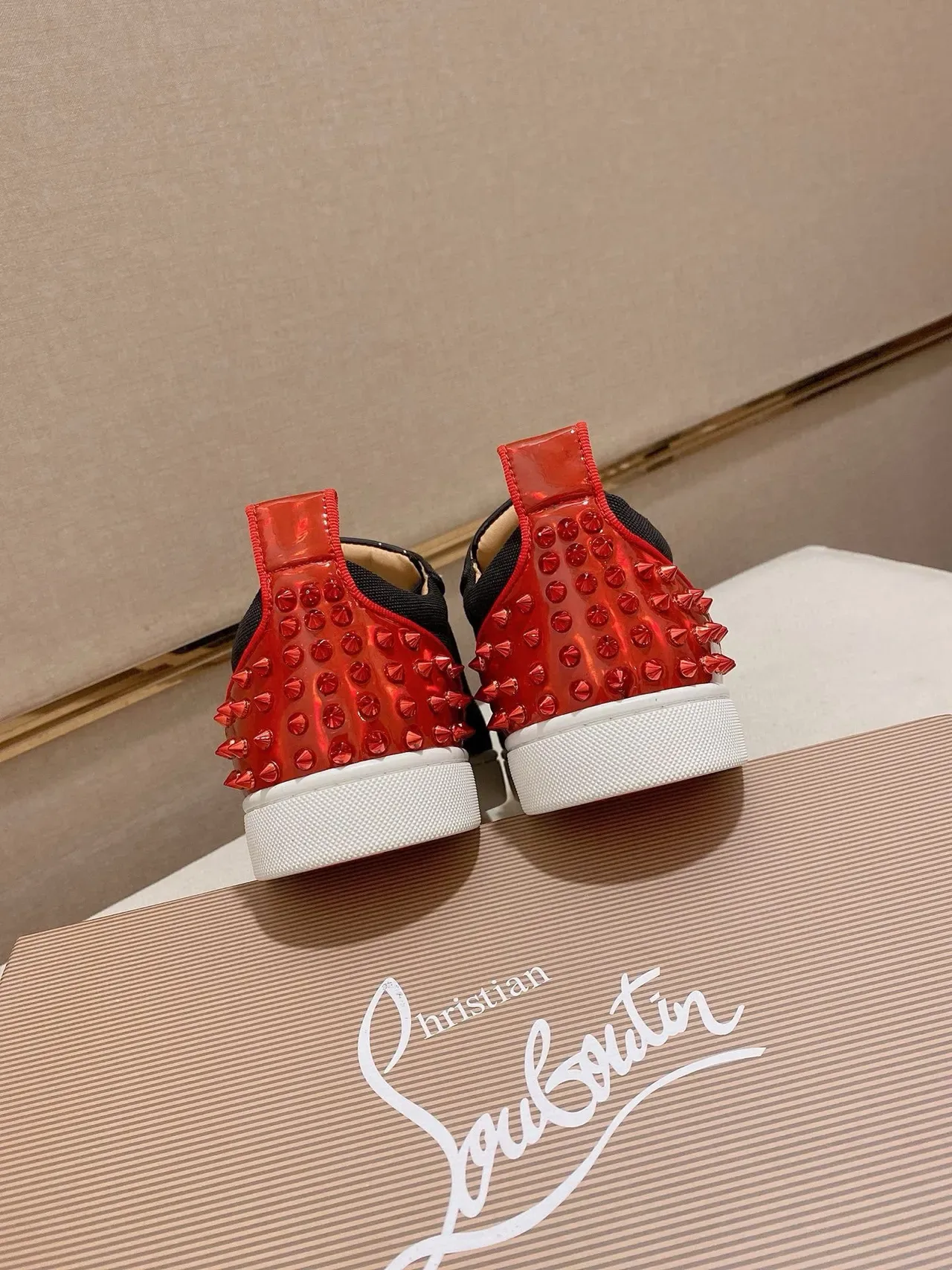 Christian Louboutin Tênis Lifestyle Preto e Vermelho com Ponta Espigada e Contraforte do Calcanhar 8