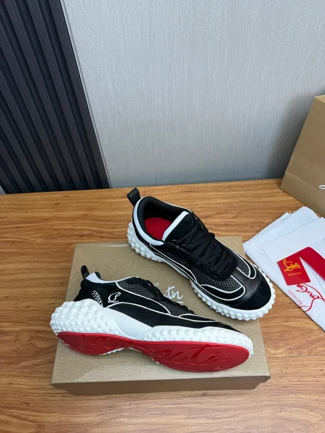 Christian Louboutin Bubble Low Noir et Blanc chaussures lifestyle 5