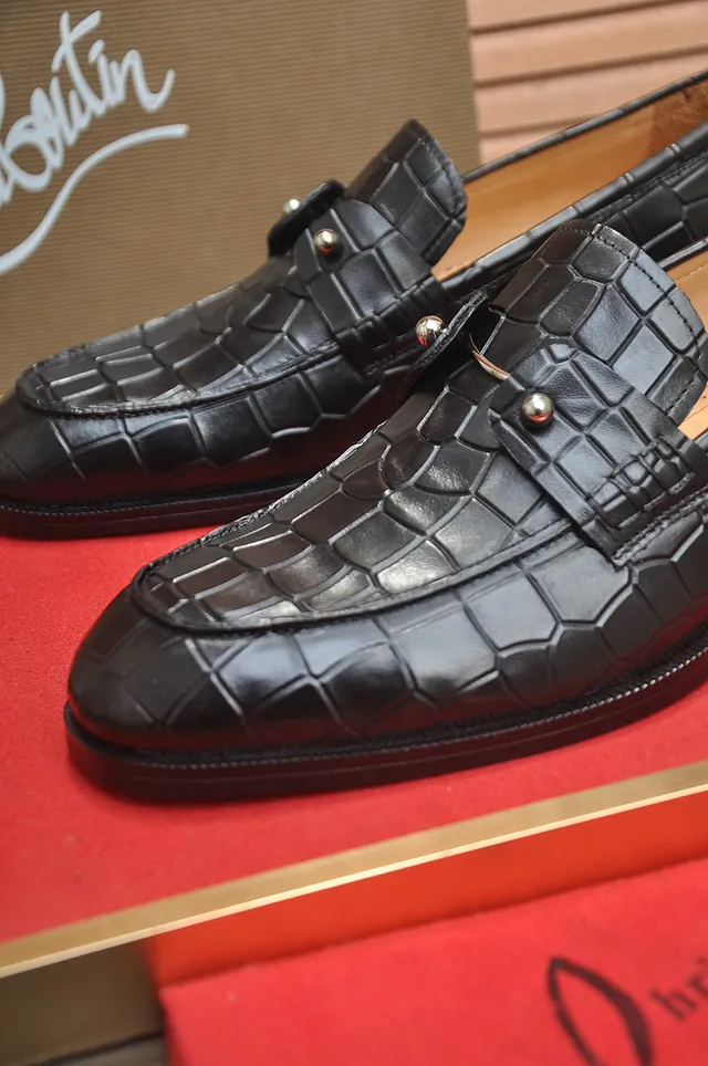 Christian Louboutin Mocassins à embossage crocodile avec clous métalliques 2