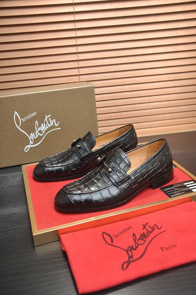 Christian Louboutin Mocassins à embossage crocodile avec clous métalliques 4