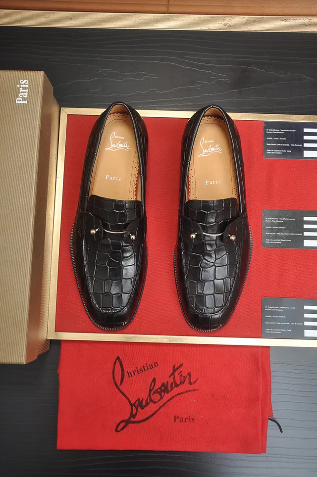 Christian Louboutin Mocassins à embossage crocodile avec clous métalliques 5