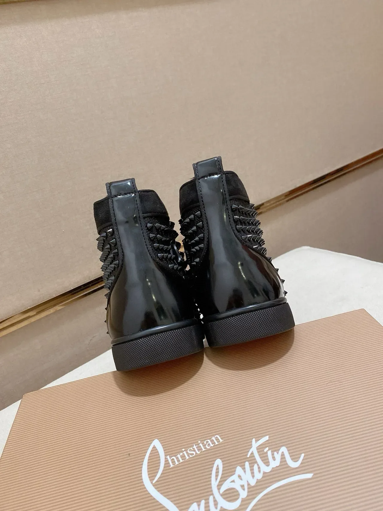 Christian Louboutin Louis Spikes أحذية رياضية سوداء مزينة بمسامير عالية القدم 8