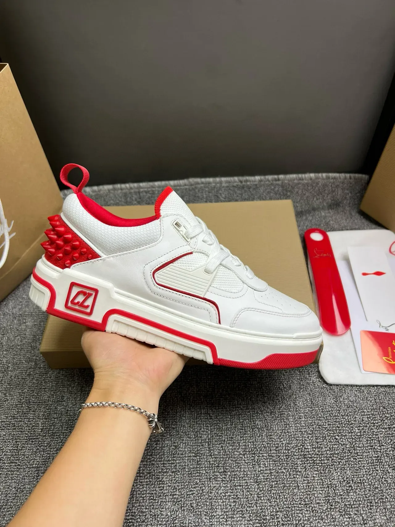 Christian Louboutin Sneakers Lifestyle Blanc et Rouge à Talon à Picots 2