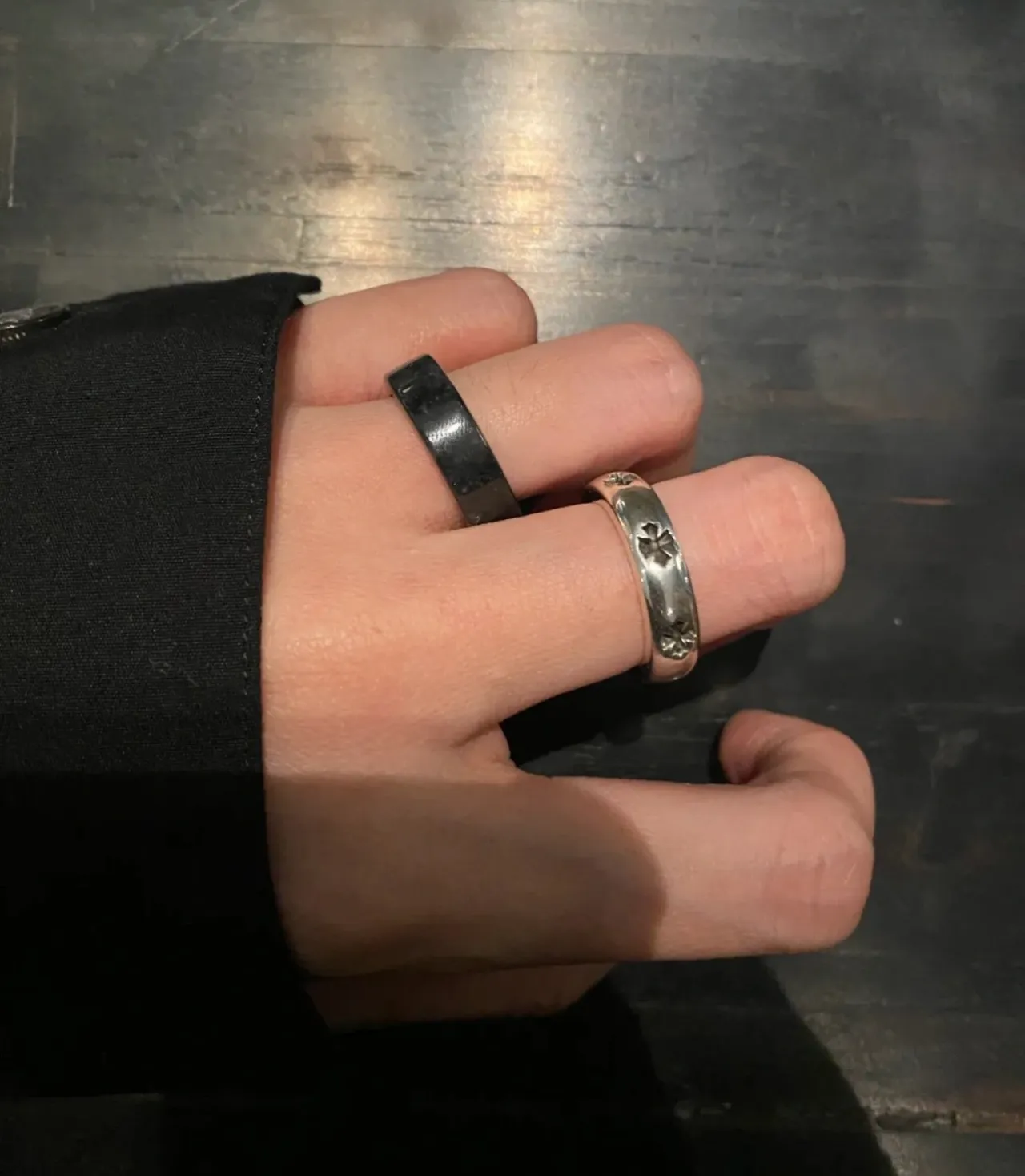 Chrome Hearts Bague de Bande Croisée Argent Noir Poli Motifs Bague 2