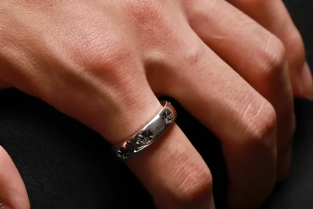 Chrome Hearts Bague de Bande Croisée Argent Noir Poli Motifs Bague 4