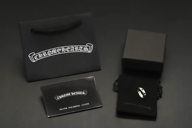 Chrome Hearts Bague de Bande Croisée Argent Noir Poli Motifs Bague 5