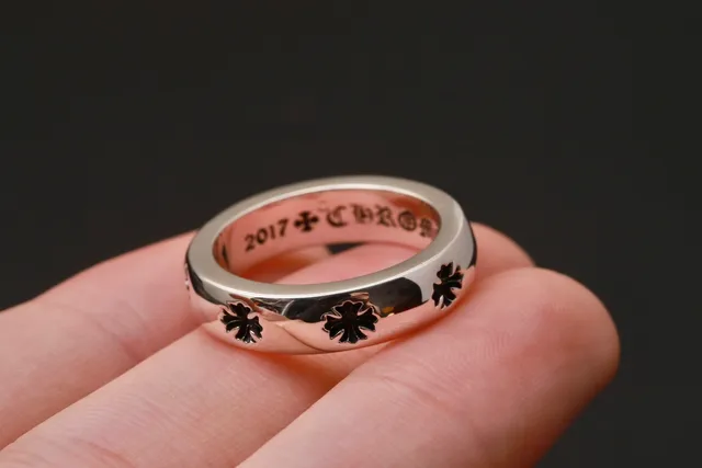 Chrome Hearts Bague de Bande Croisée Argent Noir Poli Motifs Bague 6