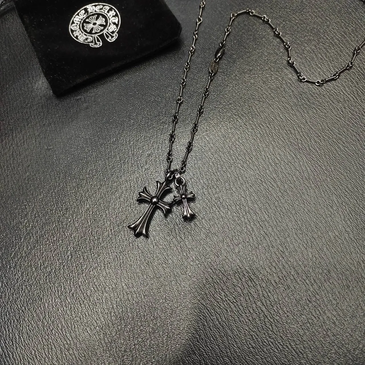 Colar Chrome Hearts Double Cross Prata Oxidada com Pedras Pavé 4
