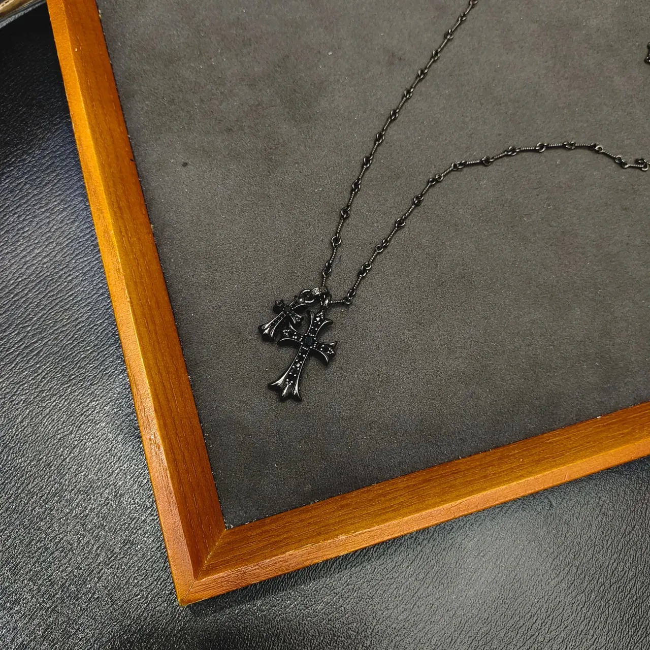Colar Chrome Hearts Double Cross Prata Oxidada com Pedras Pavé 5