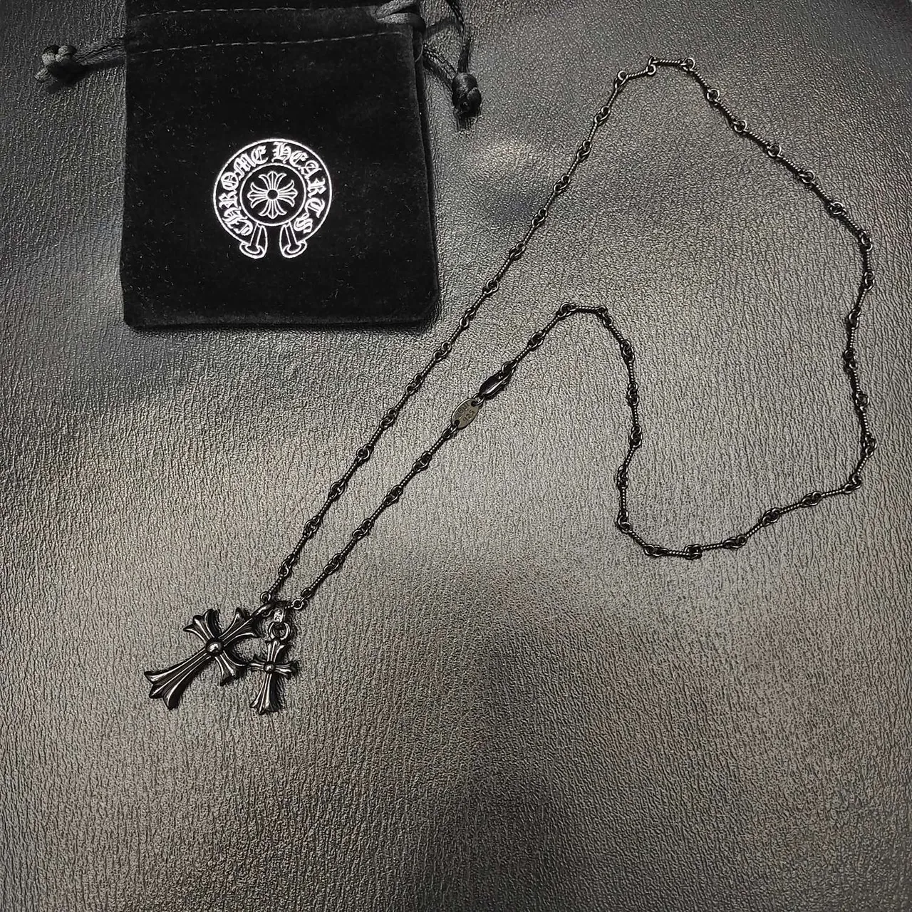 Colar Chrome Hearts Double Cross Prata Oxidada com Pedras Pavé 8