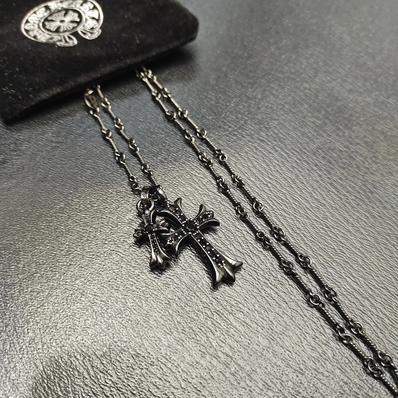 Colar Chrome Hearts Double Cross Prata Oxidada com Pedras Pavé 6