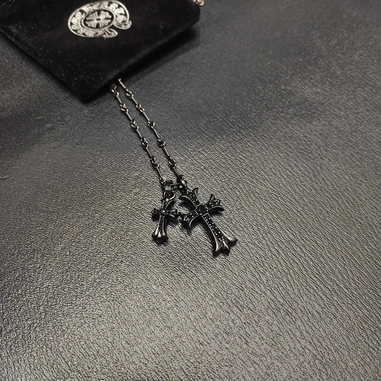 Colar Chrome Hearts Double Cross Prata Oxidada com Pedras Pavé 9