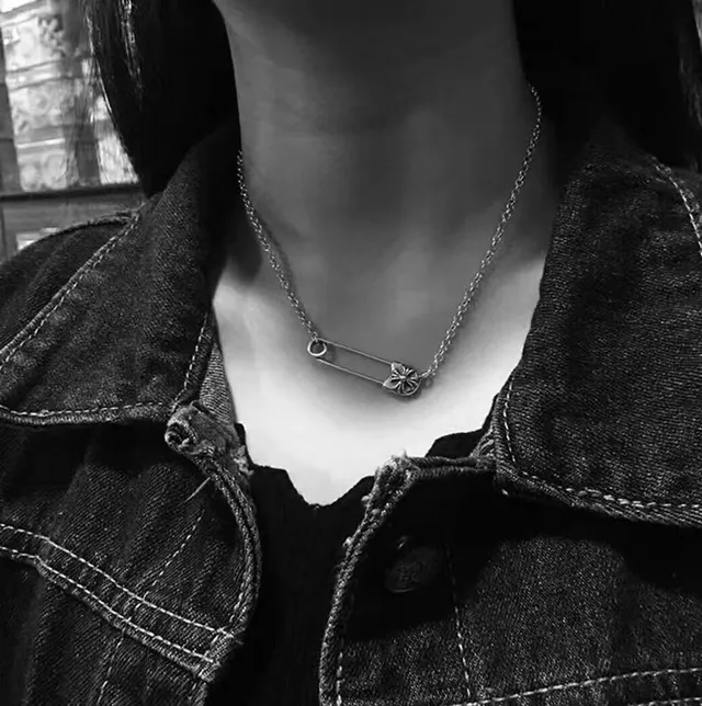 Colar de alfinete de segurança Chrome Hearts colar de motivo floral em prata 3