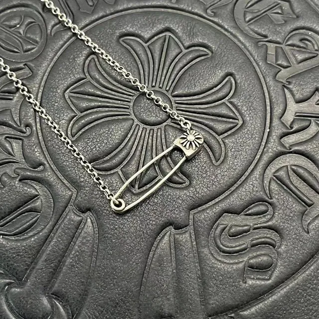 Colar de alfinete de segurança Chrome Hearts colar de motivo floral em prata 8