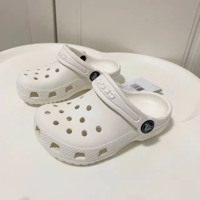 Crocs أبيض رغوة مبللة مثقبة علوية كلوج 9
