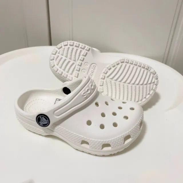 Crocs أبيض رغوة مبللة مثقبة علوية كلوج 10