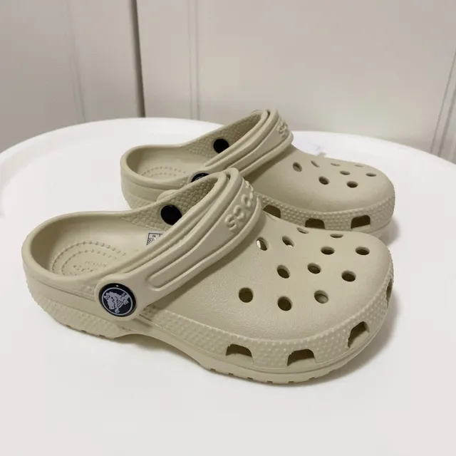 Crocs أبيض رغوة مبللة مثقبة علوية كلوج 11