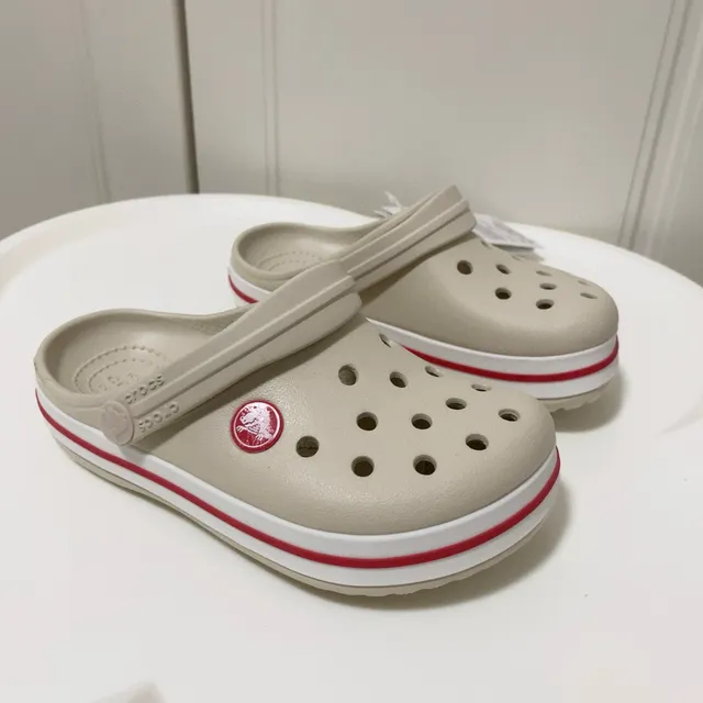 Crocs أبيض رغوة مبللة مثقبة علوية كلوج 19