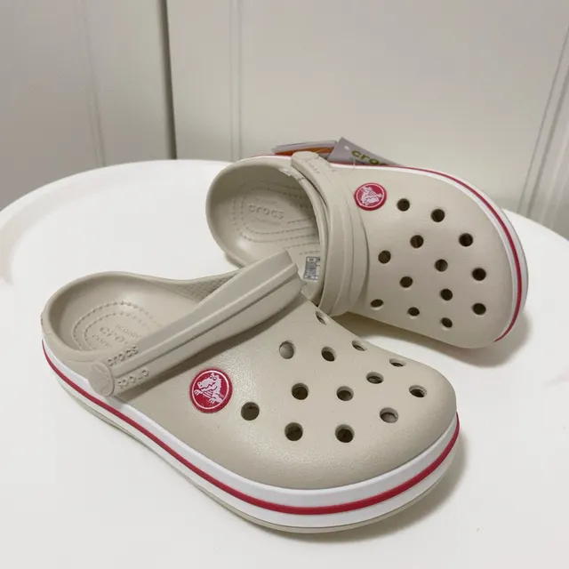 Crocs أبيض رغوة مبللة مثقبة علوية كلوج 20