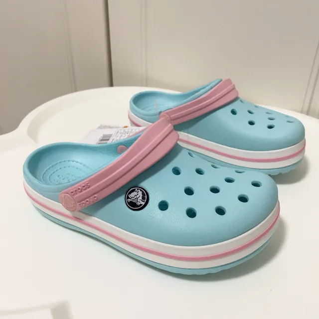 Crocs أبيض رغوة مبللة مثقبة علوية كلوج 23