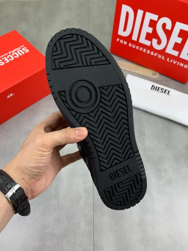 Diesel Noir Rouge Cuir pleine fleur tige cap perforé Chaussures lifestyle 2