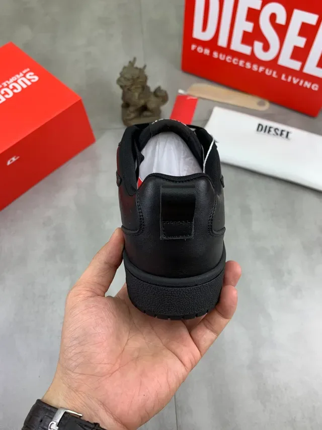 Diesel Noir Rouge Cuir pleine fleur tige cap perforé Chaussures lifestyle 3