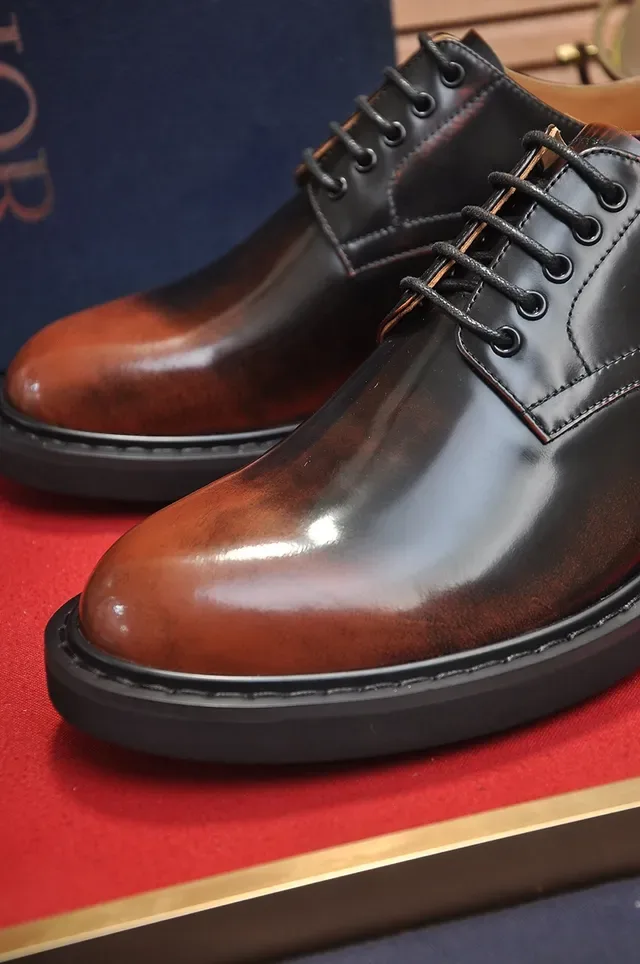 Christian Dior Chaussures Oxford en Cuir Patent et Cuir Lisse avec Embout Cap-Toe 2