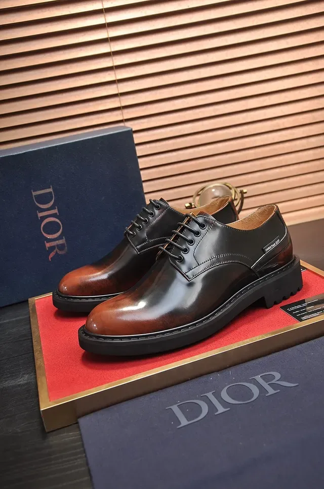 Christian Dior Chaussures Oxford en Cuir Patent et Cuir Lisse avec Embout Cap-Toe 4